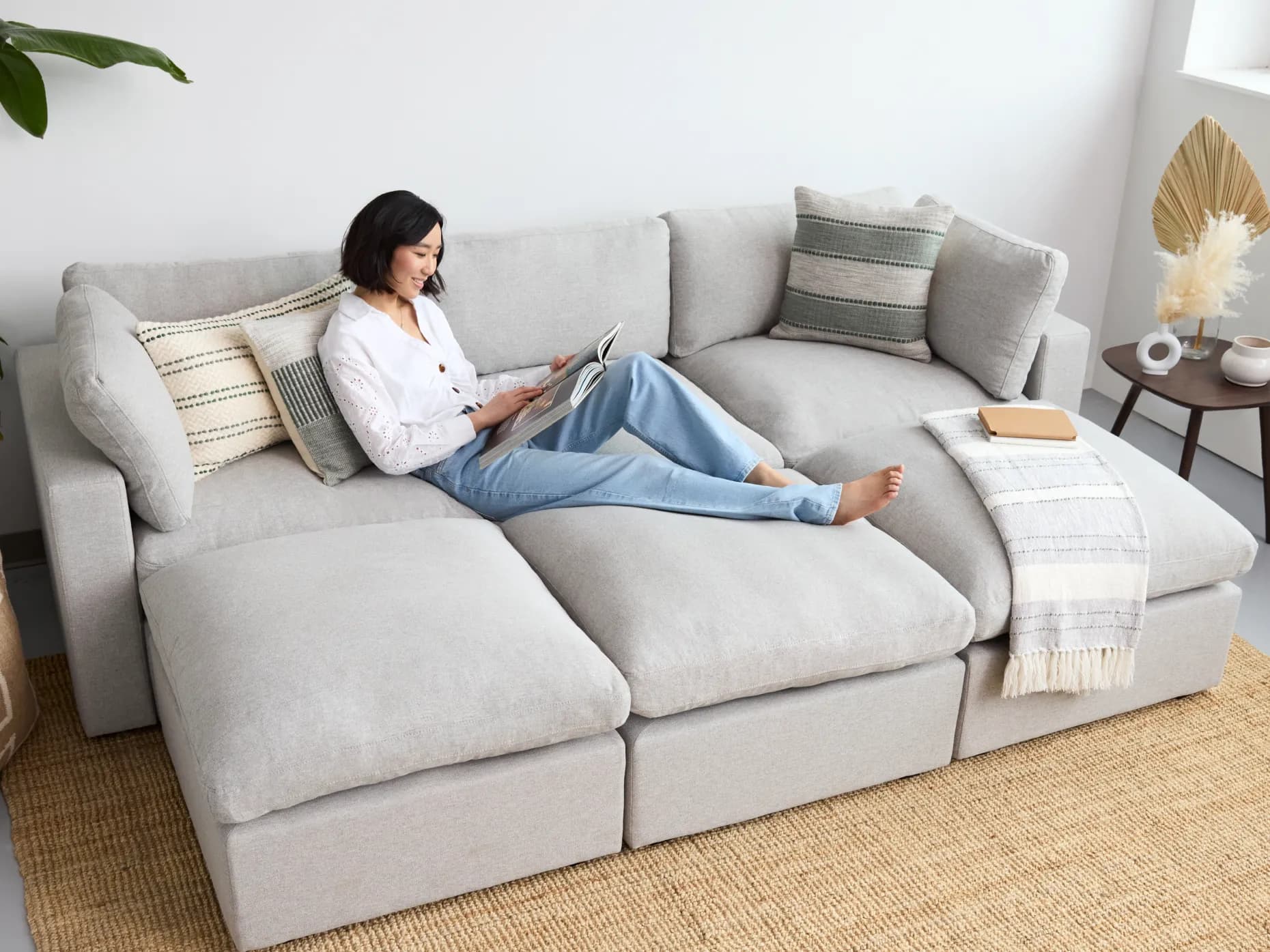 Une personne allongée sur un divan