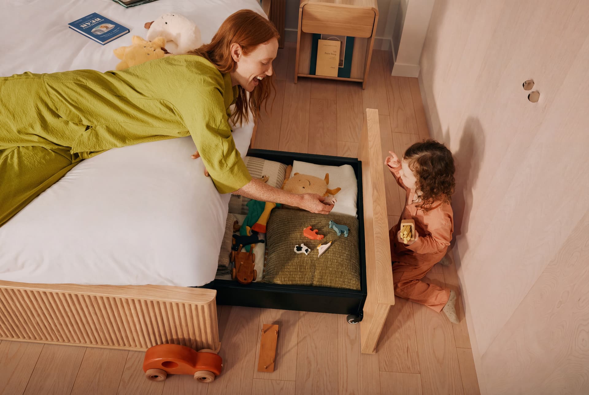 Lit Ara en bois de Cozey avec rangement et tête de lit Cannelée, finition chêne