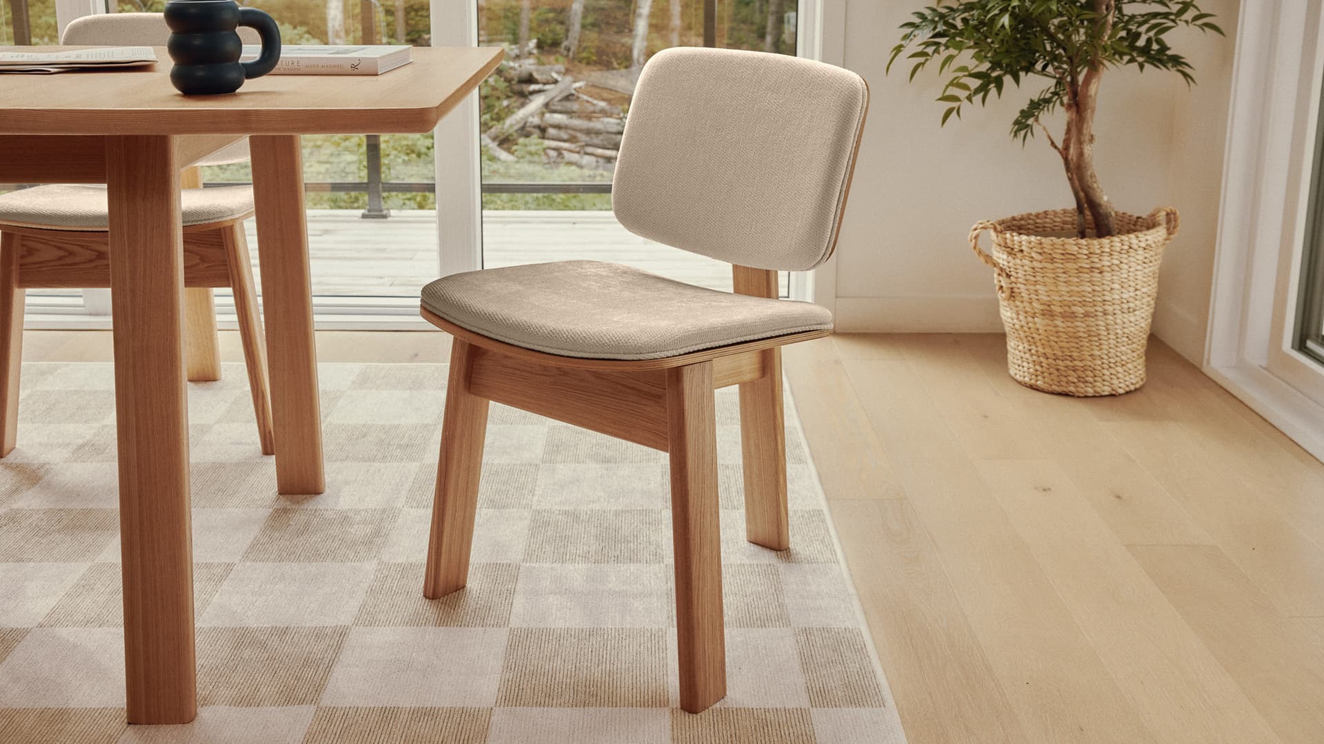 Une chaise de salle à manger Vela de Cozey avec housse amovible en Sesame