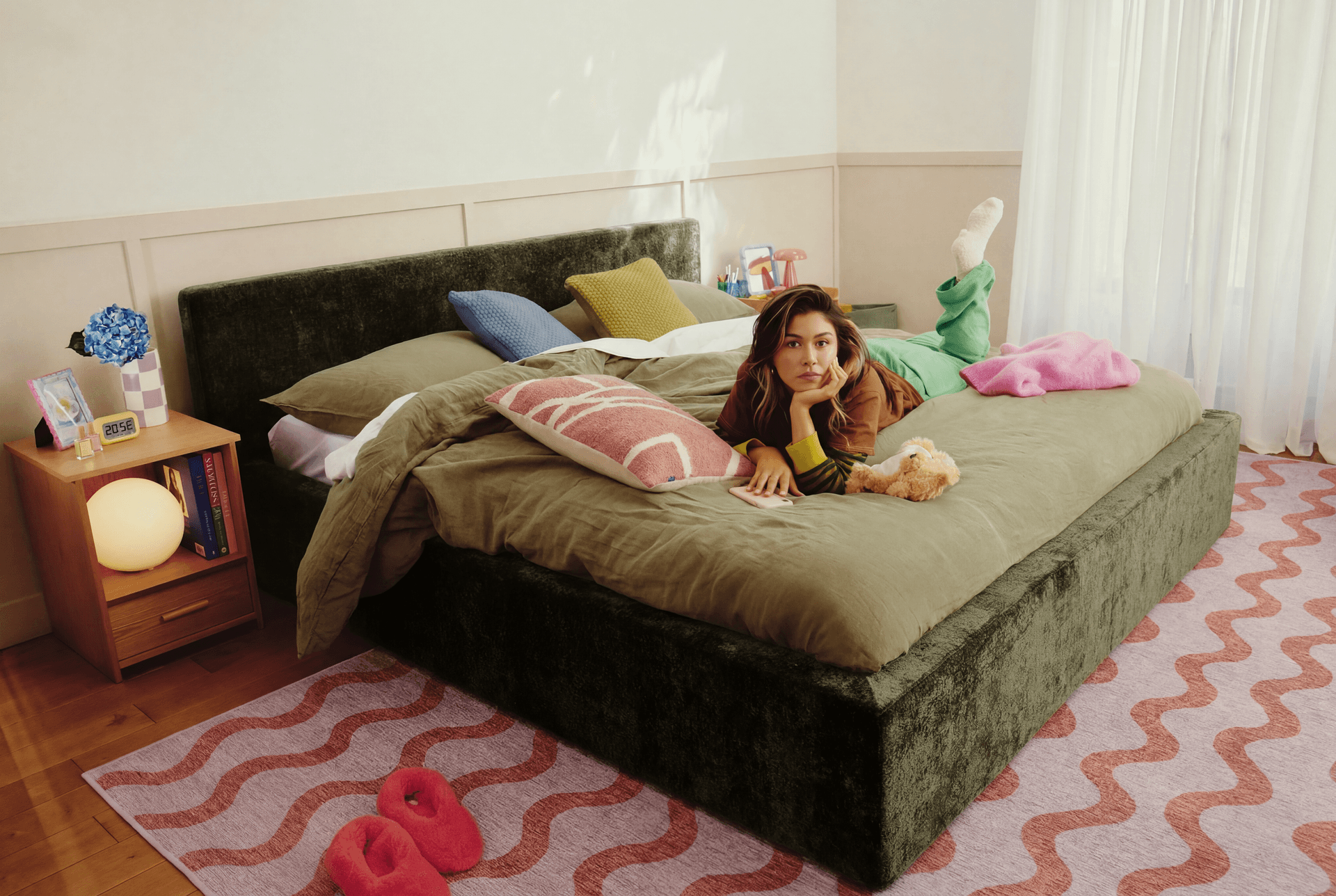Un lit Ara Cozey en tissu sauge